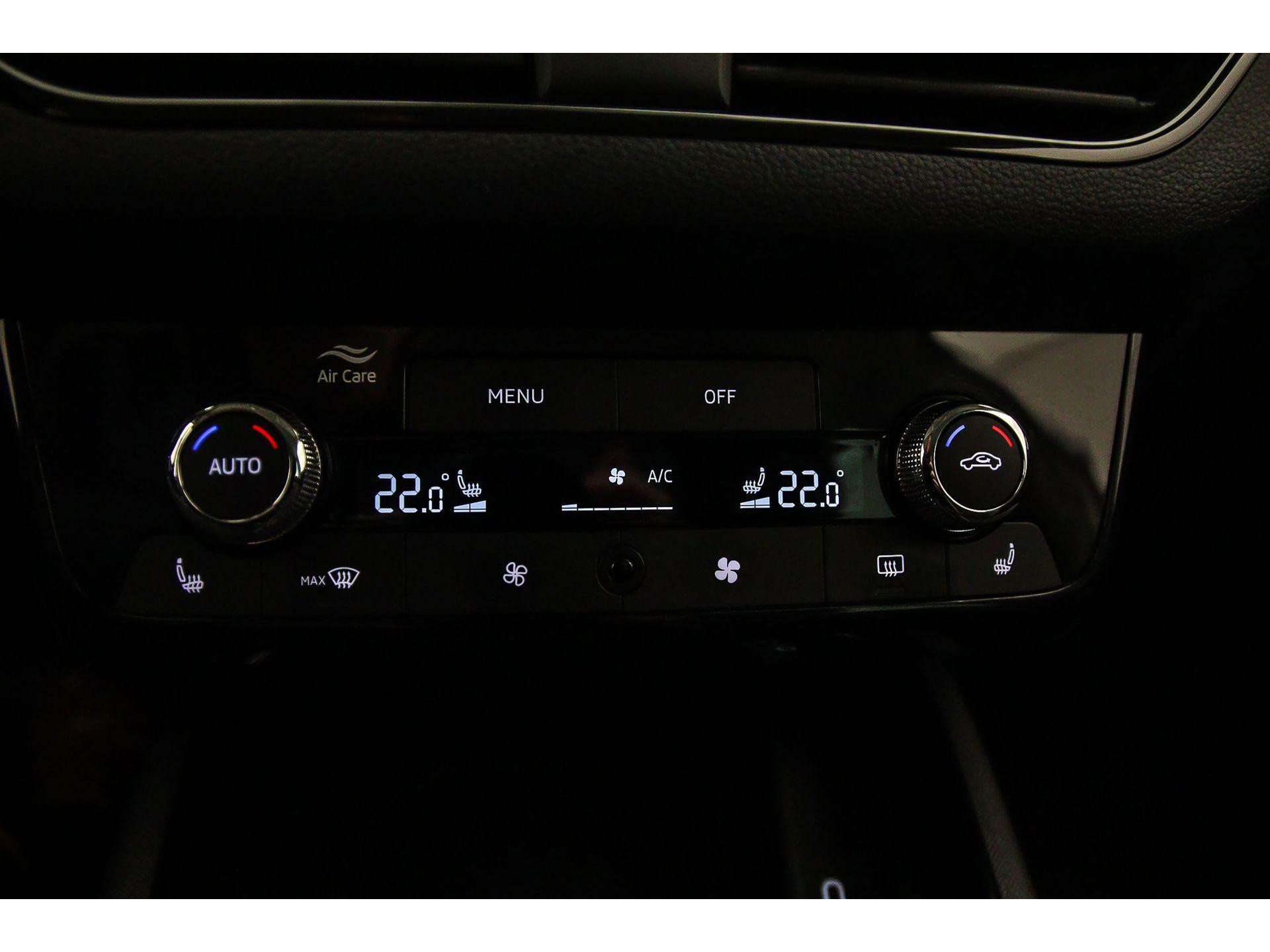 Climatronic (elektronisch geregelde airconditioning met vochtigheidssensor) en automatisch dimmende binnenspiegel