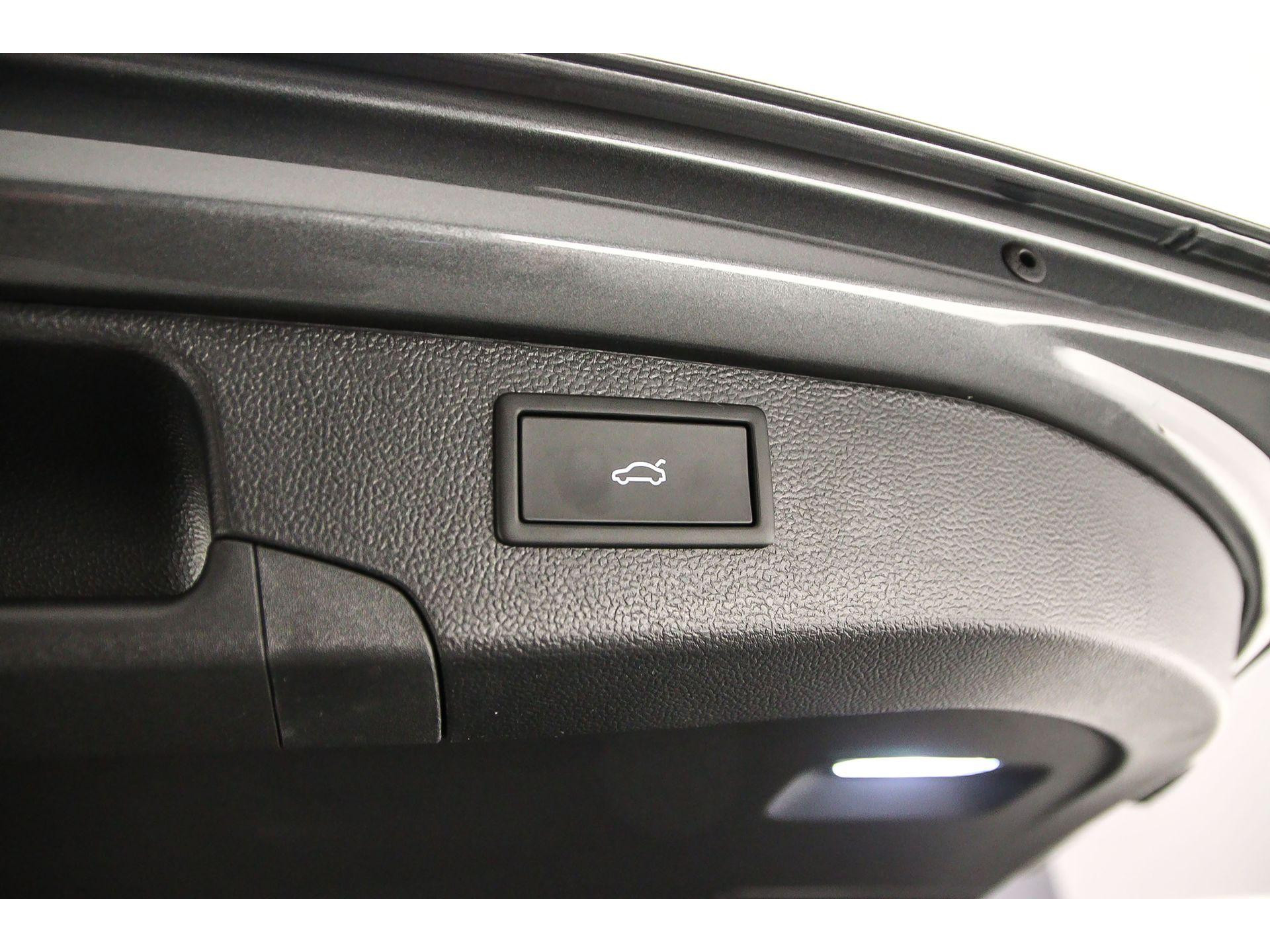 elektrisch bedienbare achterklep met sensorsturing