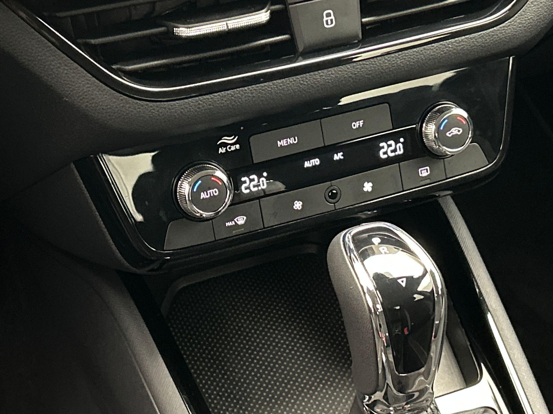 Climatronic (elektronisch geregelde airconditioning met vochtigheidssensor) en automatisch dimmende binnenspiegel