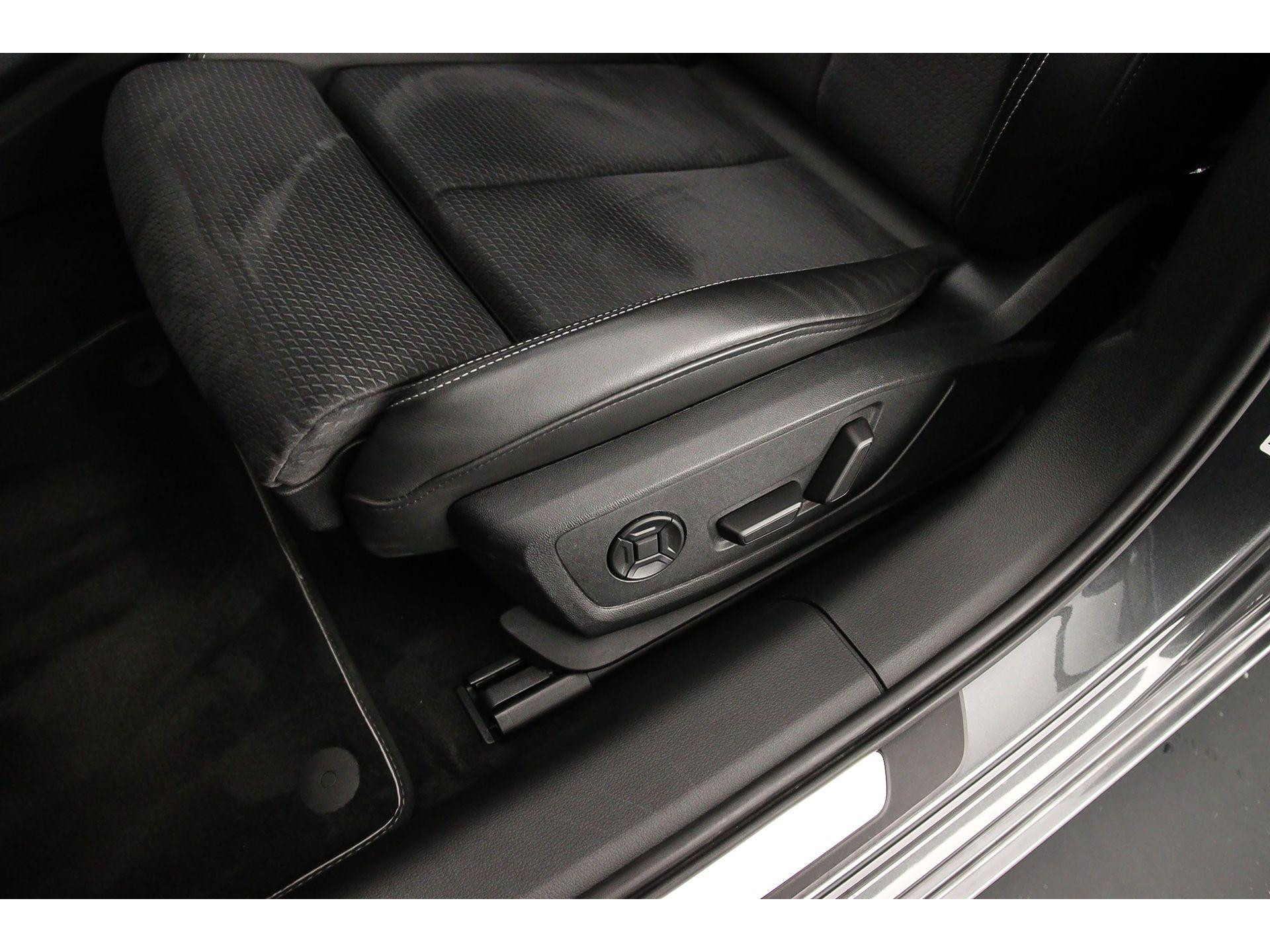 Dinamica Frequenz microvezelstof en leder met S-logo's