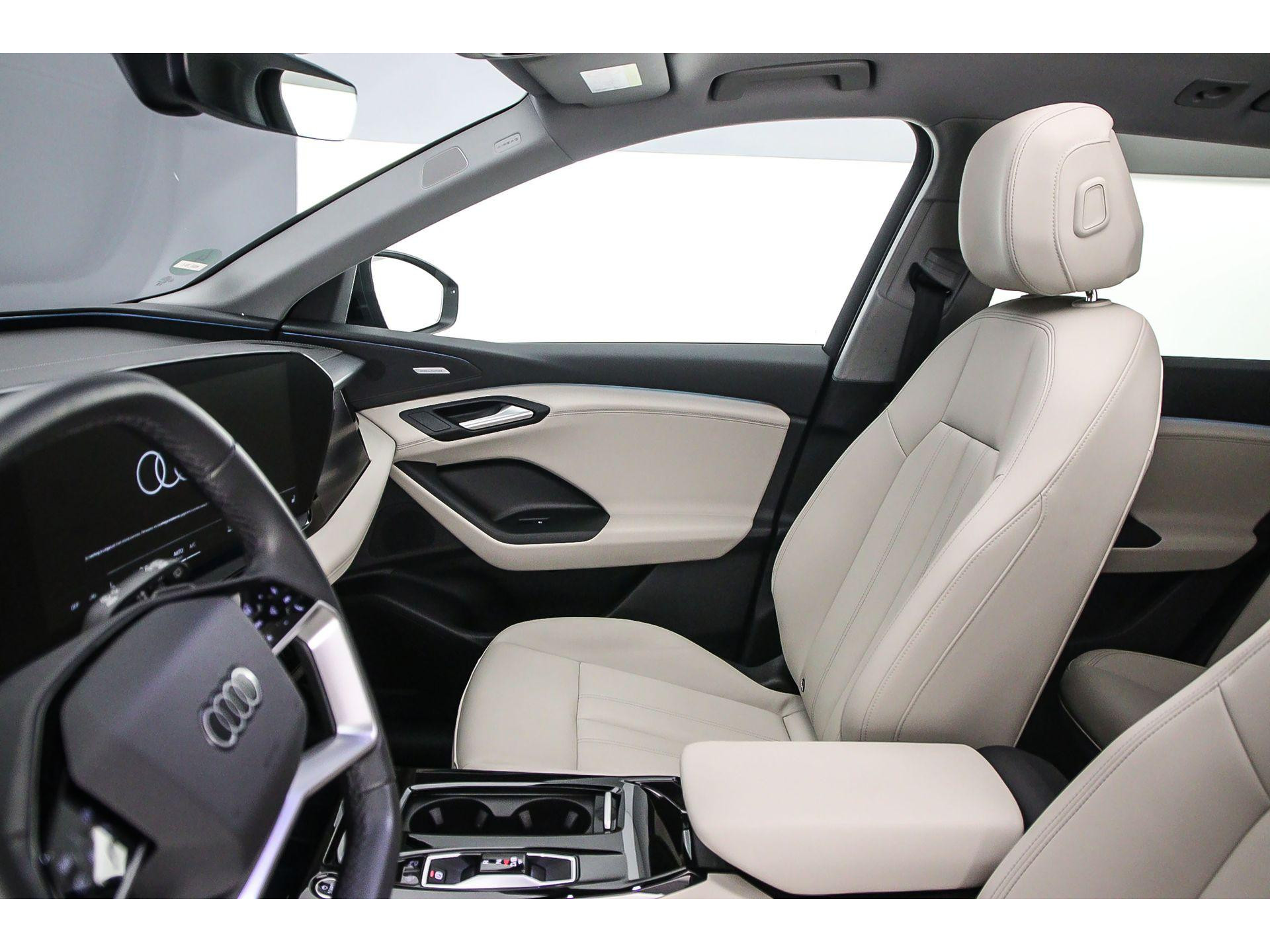 Interieur met standaardstoelen en zwarte lederen-kunstlederen bekleding