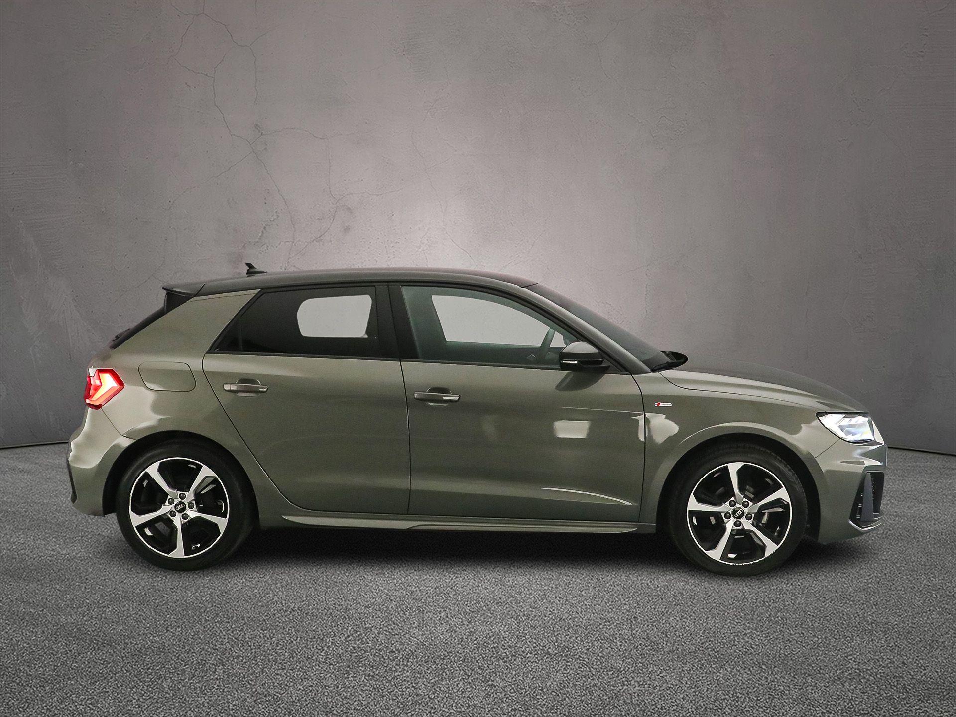 Velgen, lichtmetaal 7,5 J x 17 in "5-spaak"-design met zwarte kunststof inleg