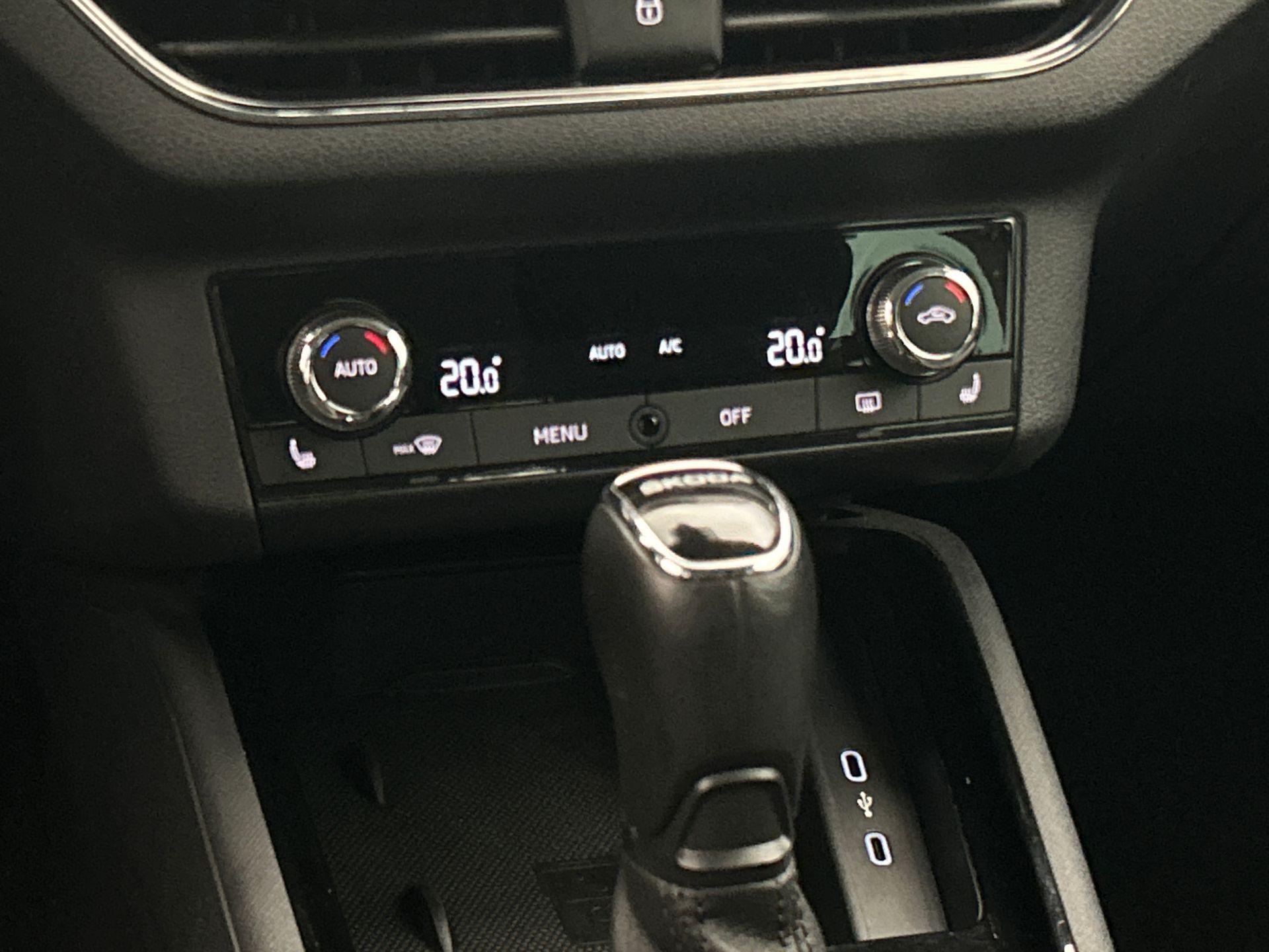 Climatronic (elektronisch geregelde airconditioning met vochtigheidssensor) en automatisch dimmende binnenspiegel