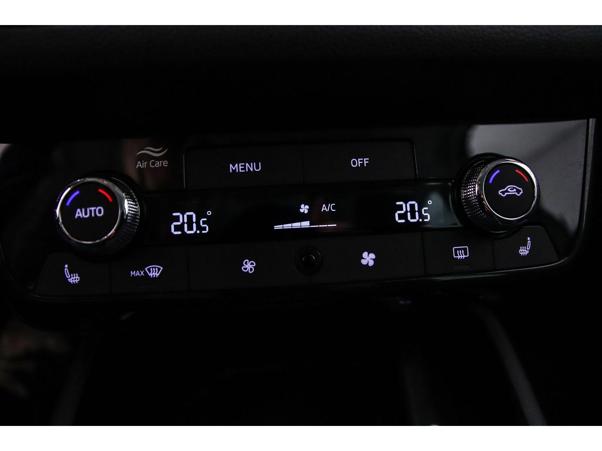 Climatronic (elektronisch geregelde airconditioning met vochtigheidssensor) en automatisch dimmende binnenspiegel
