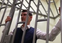 Адвокаты не могут найти блогера Валова в СИЗО