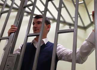 Адвокаты не могут найти блогера Валова в СИЗО