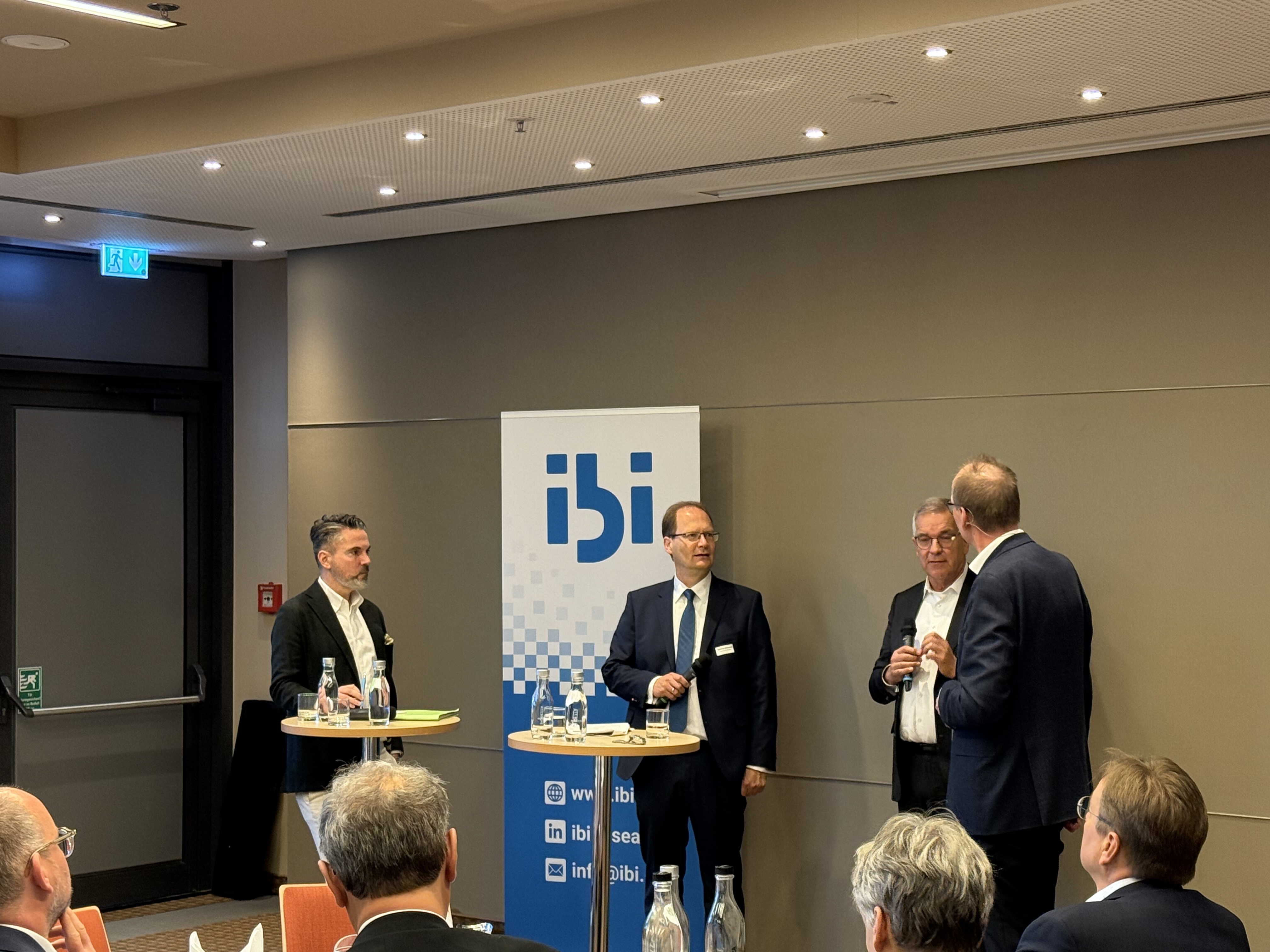 https://s3.eu-central-1.amazonaws.com/ibi-assets/content/sibos_fruehstueck-(3).jpeg