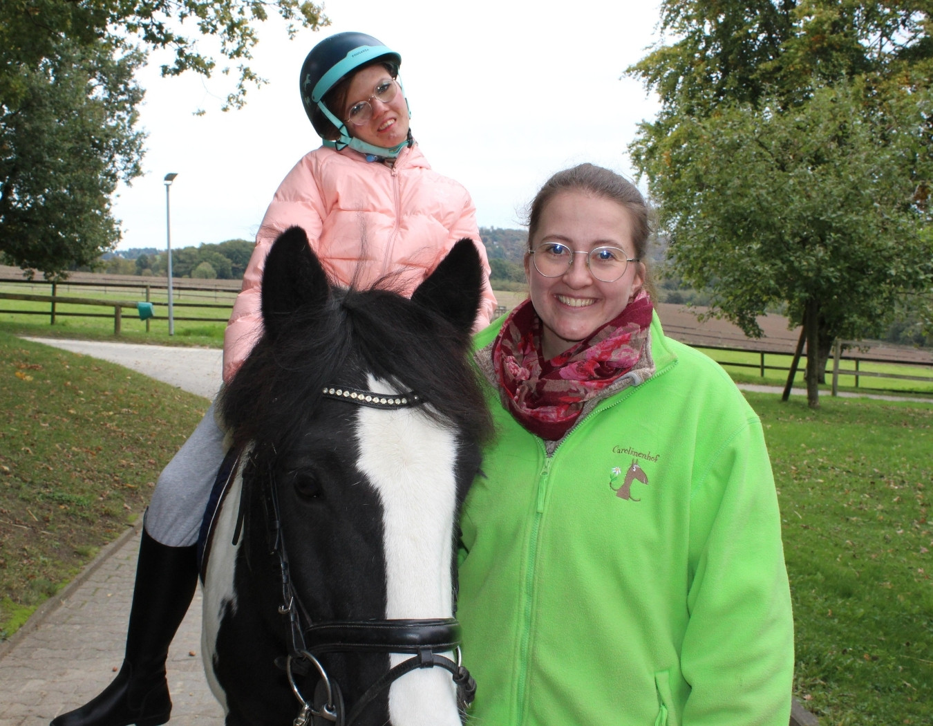 Reittherapie für vier beeinträchtigte Kinder auf dem Carolinenhof