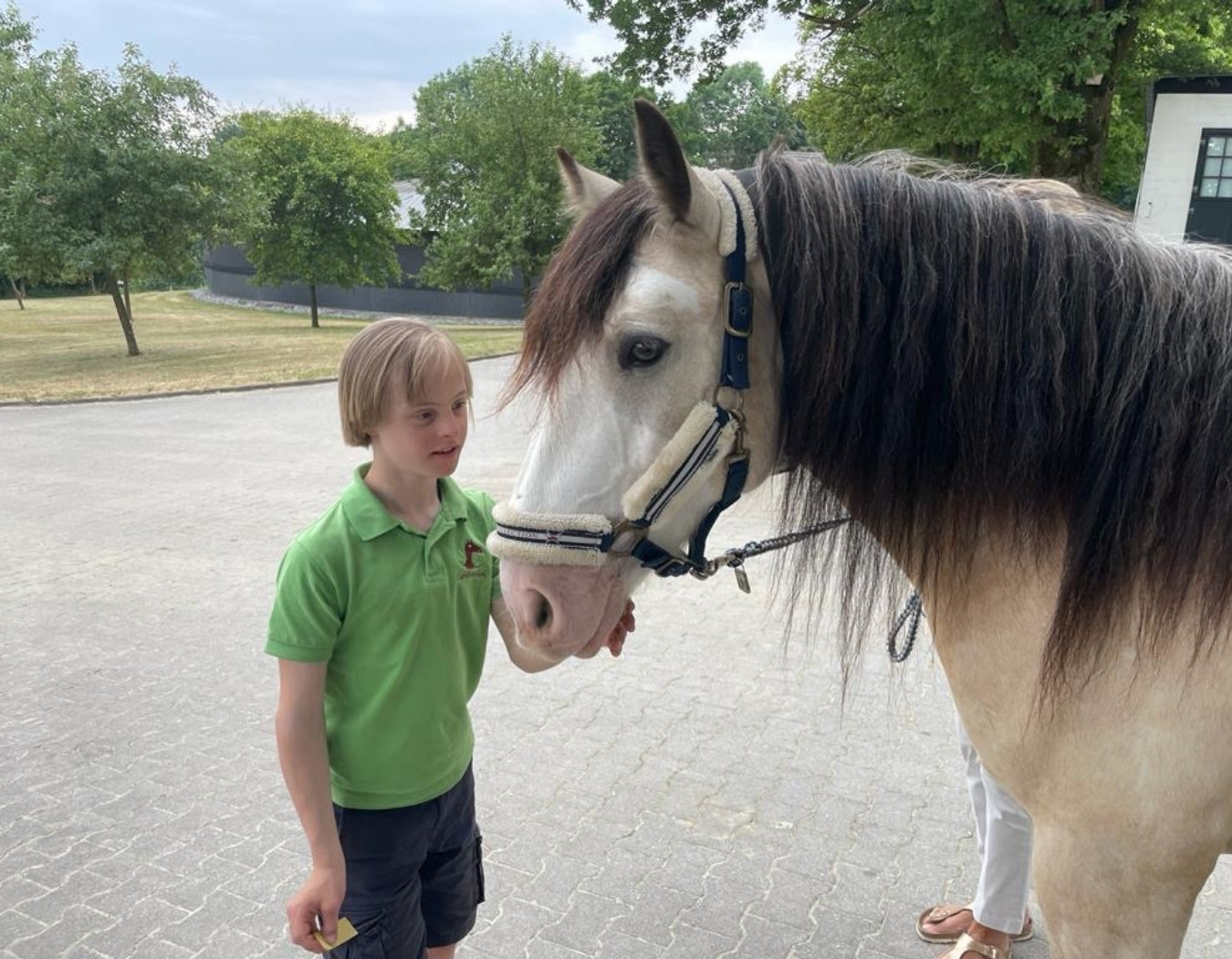 Reittherapie für zwei beeinträchtigte Kinder auf dem Carolinenhof