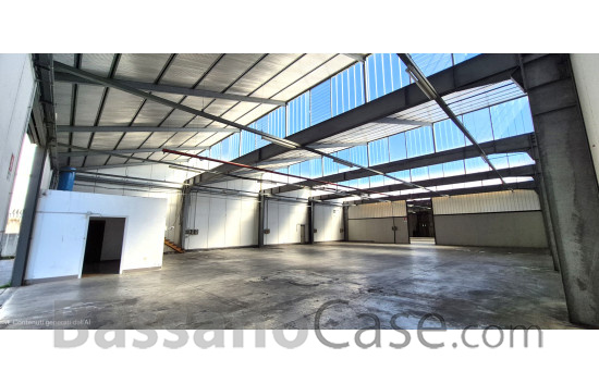 AMPIO SPAZIO ARTIGIANALE DI 1200 MQ - Foto 2 di 3