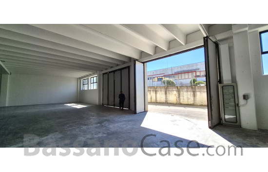 AMPIO SPAZIO ARTIGIANALE DI 950 MQ - Foto 3 di 5