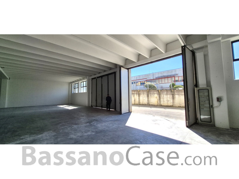 AMPIO SPAZIO ARTIGIANALE DI 950 MQ - Foto 3 di 5