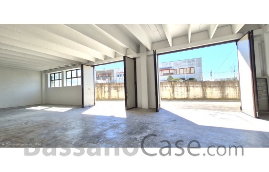 AMPIO SPAZIO ARTIGIANALE DI 950 MQ - Foto 1 di 5