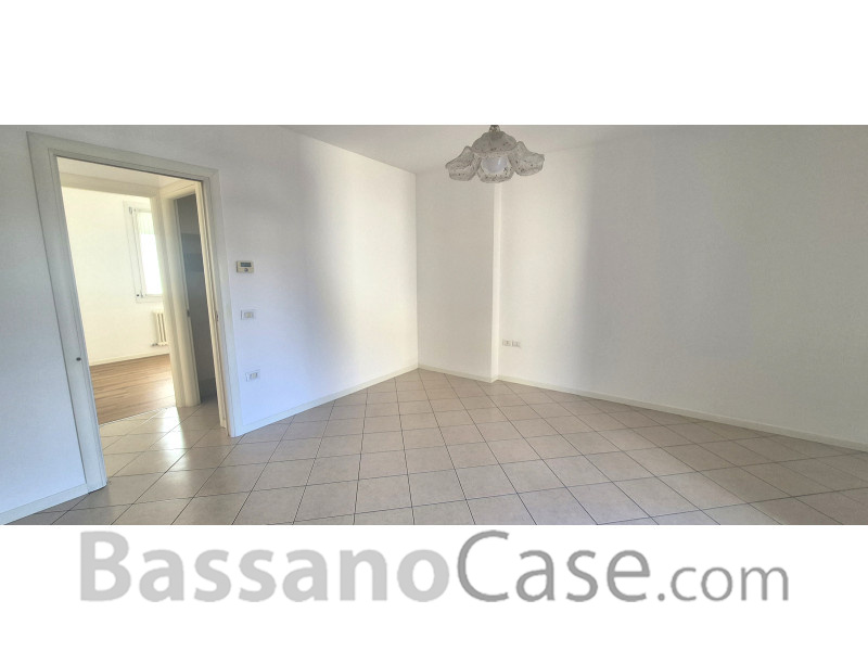 APPARTAMENTO BICAMERE CON TERRAZZO ABITABILE IN VENDITA A BASSANO DEL GRAPPA - Foto 4 di 13