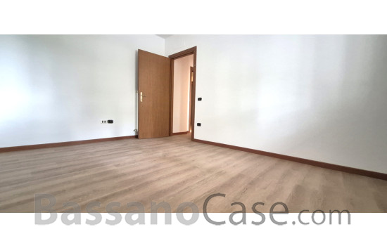 APPARTAMENTO CON DUE CAMERE E GIARDINO IN VENDITA A  ROMANO D'EZZELINO - Foto 6 di 9