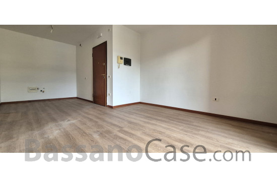 APPARTAMENTO CON DUE CAMERE E GIARDINO IN VENDITA A  ROMANO D'EZZELINO - Foto 1 di 9