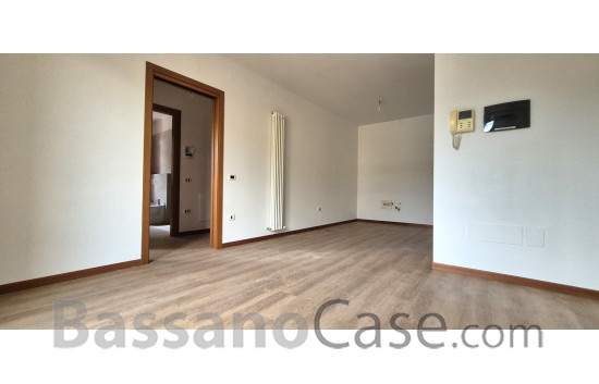 APPARTAMENTO CON DUE CAMERE E GIARDINO IN VENDITA A  ROMANO D'EZZELINO - Foto 2 di 9