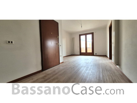 APPARTAMENTO CON DUE CAMERE E GIARDINO IN VENDITA A  ROMANO D'EZZELINO