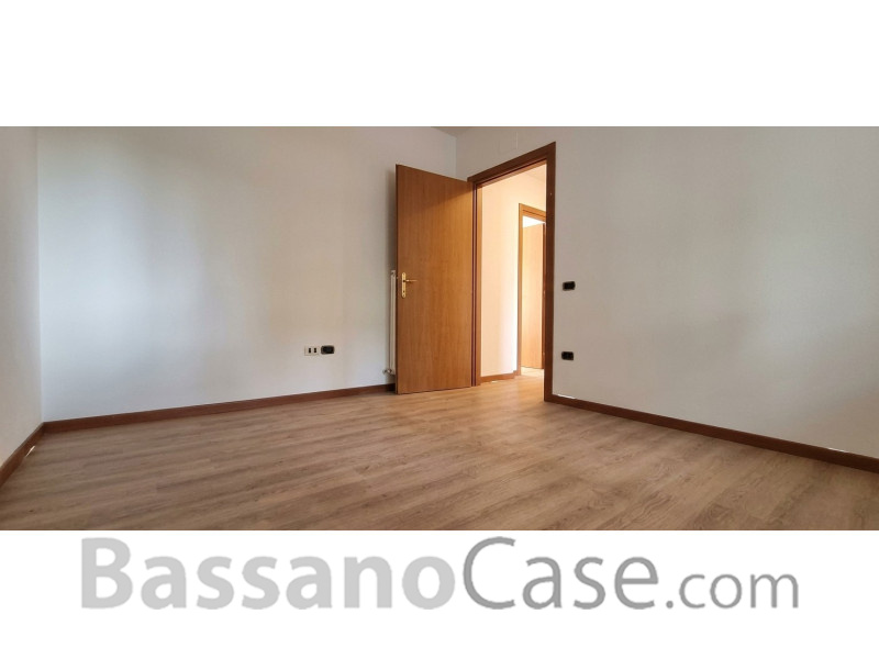 APPARTAMENTO CON DUE CAMERE E GIARDINO IN VENDITA A  ROMANO D'EZZELINO - Foto 5 di 8