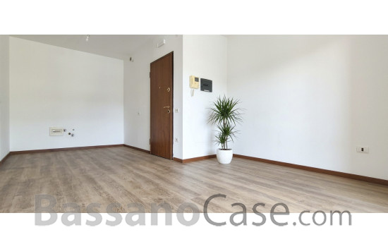 APPARTAMENTO CON DUE CAMERE E GIARDINO IN VENDITA A  ROMANO D'EZZELINO - Foto 1 di 8