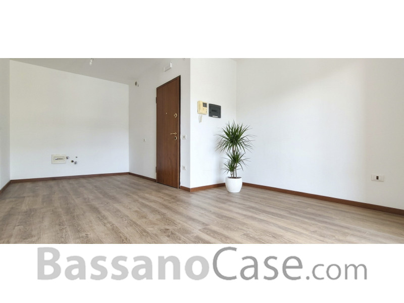 APPARTAMENTO CON DUE CAMERE E GIARDINO IN VENDITA A  ROMANO D'EZZELINO - Foto 1 di 8