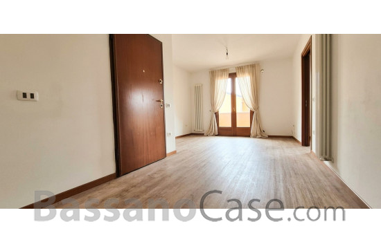 APPARTAMENTO CON DUE CAMERE E GIARDINO IN VENDITA A  ROMANO D'EZZELINO - Foto 2 di 8