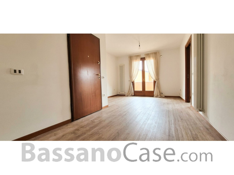 APPARTAMENTO CON DUE CAMERE E GIARDINO IN VENDITA A  ROMANO D'EZZELINO - Foto 2 di 8