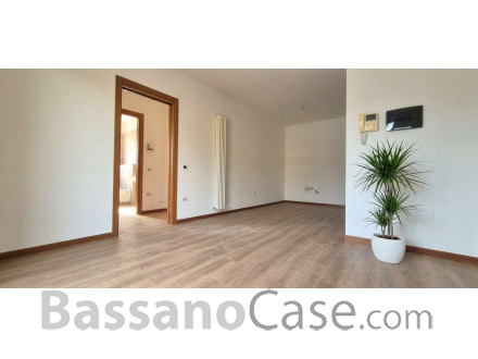 APPARTAMENTO CON DUE CAMERE E GIARDINO IN VENDITA A  ROMANO D'EZZELINO