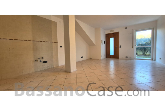 APPARTAMENTO INDIPENDENTE CON GIARDINO PRIVATO - Foto 2 di 13