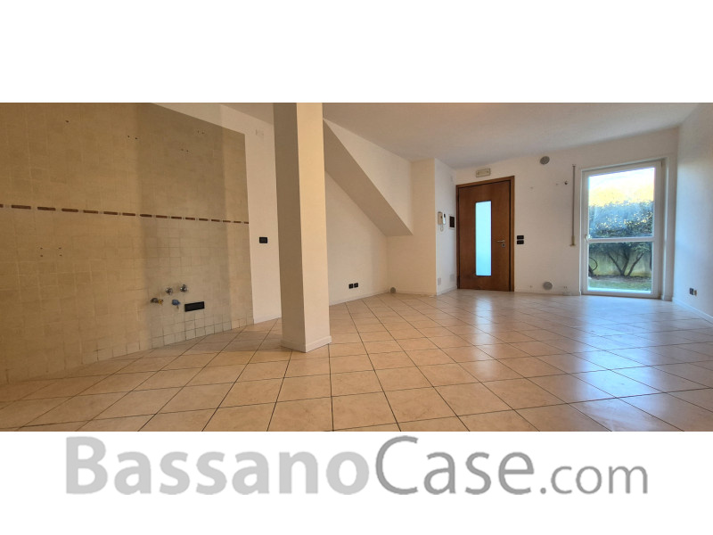 APPARTAMENTO INDIPENDENTE CON GIARDINO PRIVATO - Foto 2 di 13