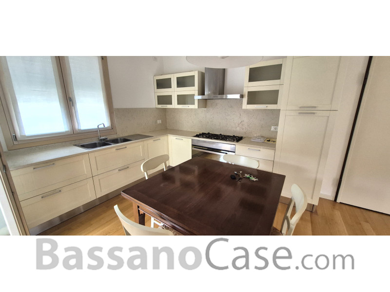 ELEGANTE APPARTAMENTO TRICAMERE IN AFFITTO A BASSANO DEL GRAPPA - Foto 2 di 11