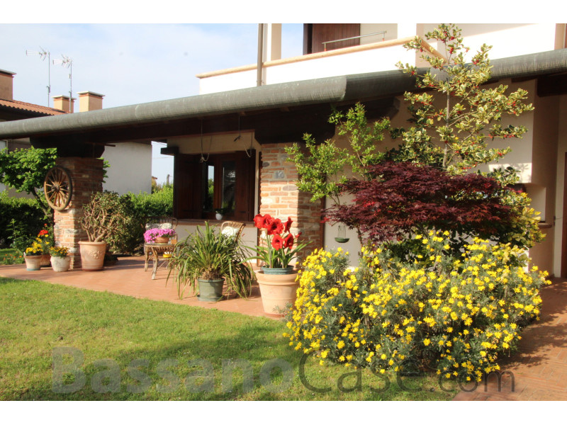 ELEGANTE VILLA SINGOLA IN VENDITA A BASSANO DEL GRAPPA - Foto 0 di 25