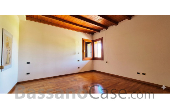 ELEGANTE VILLA SINGOLA IN VENDITA A BASSANO DEL GRAPPA - Foto 22 di 25