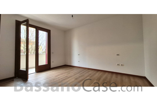 LUMINOSO APPARTAMENTO BICAMERE IN VENDITA A ROMANO D'EZZELINO - Foto 4 di 11