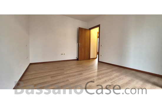 LUMINOSO APPARTAMENTO BICAMERE IN VENDITA A ROMANO D'EZZELINO - Foto 5 di 11