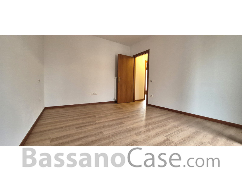 LUMINOSO APPARTAMENTO BICAMERE IN VENDITA A ROMANO D'EZZELINO - Foto 5 di 11