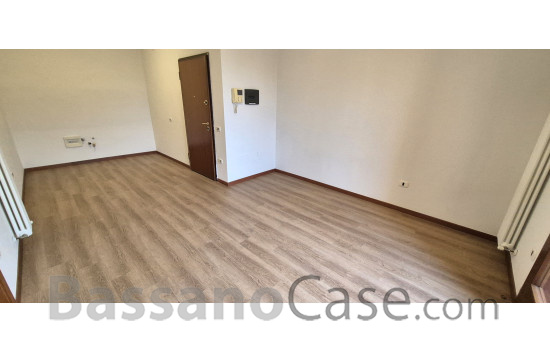 LUMINOSO APPARTAMENTO BICAMERE IN VENDITA A ROMANO D'EZZELINO - Foto 3 di 11