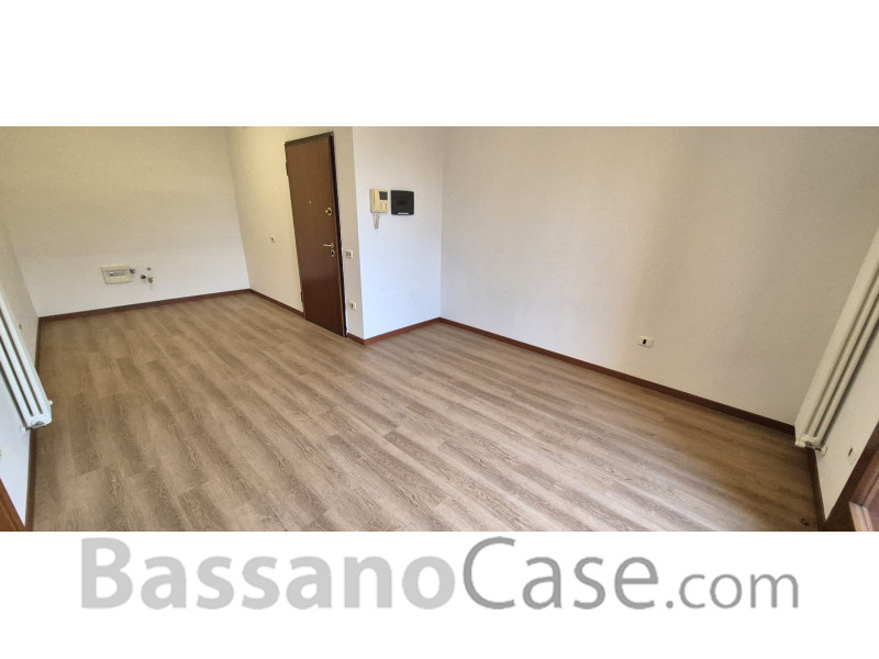 LUMINOSO APPARTAMENTO BICAMERE IN VENDITA A ROMANO D'EZZELINO - Foto 3 di 11