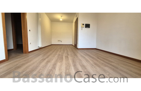 LUMINOSO APPARTAMENTO BICAMERE IN VENDITA A ROMANO D'EZZELINO - Foto 2 di 11