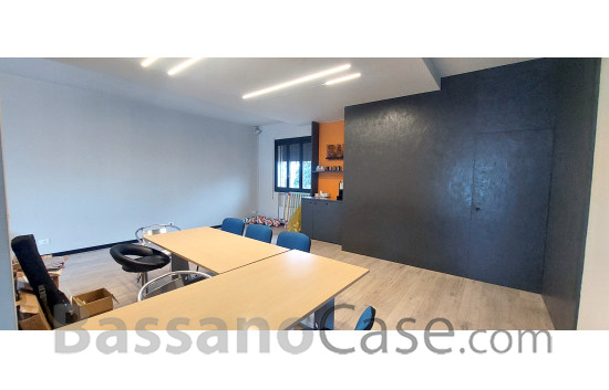 NEGOZIO CON PARCHEGGIO - Foto 2 di 3