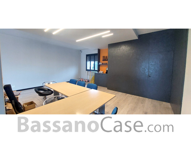 NEGOZIO CON PARCHEGGIO - Foto 2 di 3