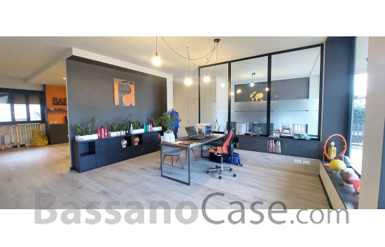 NEGOZIO CON PARCHEGGIO - Foto 0 di 3