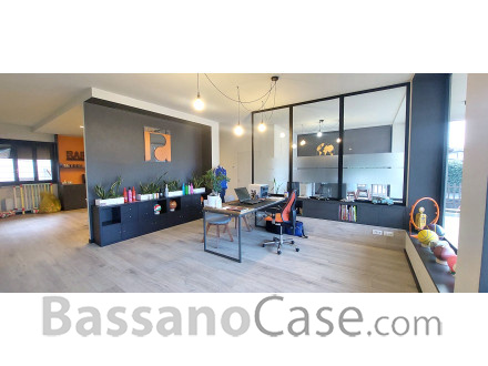 NEGOZIO CON PARCHEGGIO