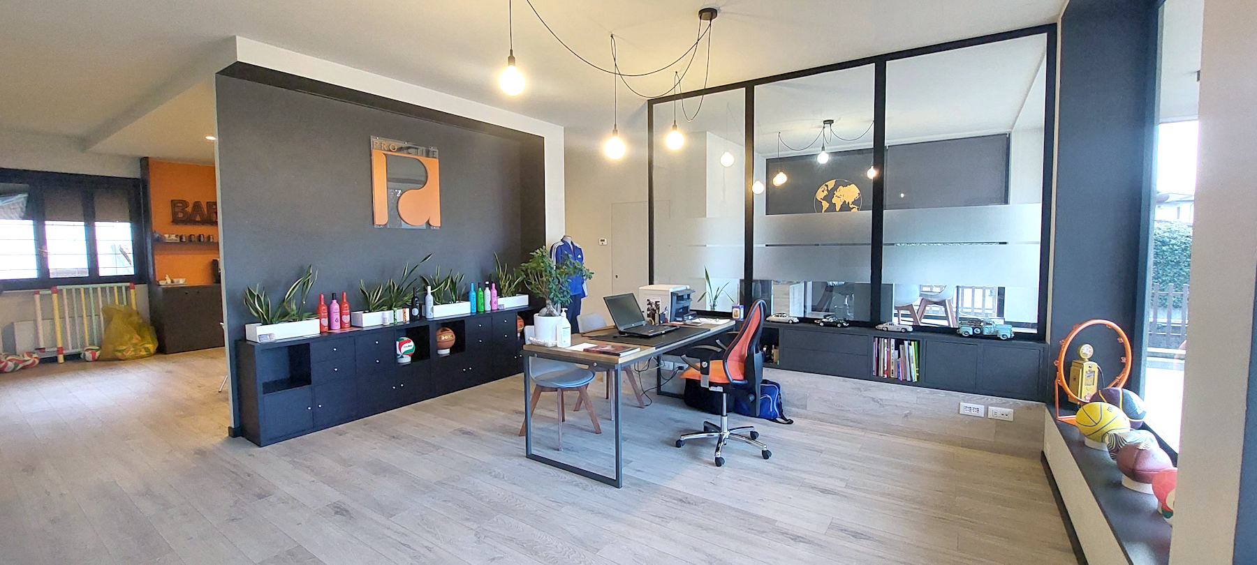 NEGOZIO CON PARCHEGGIO - Foto 0 di 3