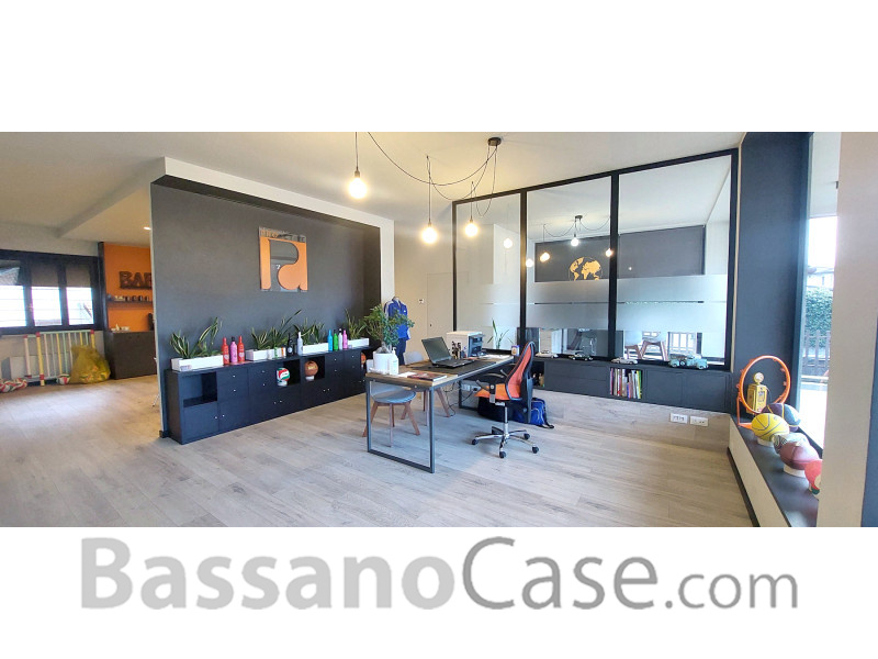 NEGOZIO CON PARCHEGGIO - Foto 0 di 3