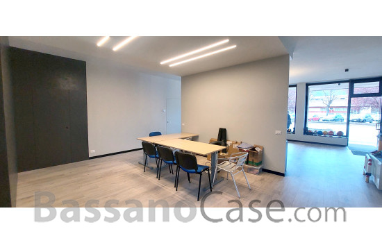 NEGOZIO CON PARCHEGGIO - Foto 3 di 3