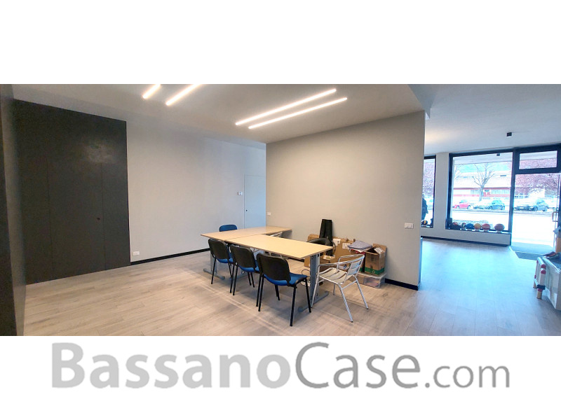 NEGOZIO CON PARCHEGGIO - Foto 3 di 3