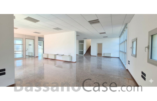 OPEN SPACE DREZIONALE DI PRESTIGIO IN AFFITTO NEI LIMITROFI DI BASSANO DEL GRAPPA - Foto 0 di 10