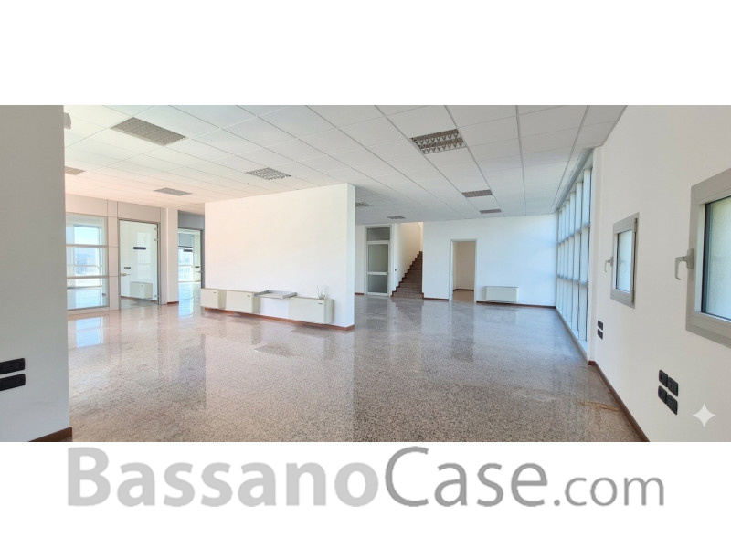 OPEN SPACE DREZIONALE DI PRESTIGIO IN AFFITTO NEI LIMITROFI DI BASSANO DEL GRAPPA - Foto 0 di 10