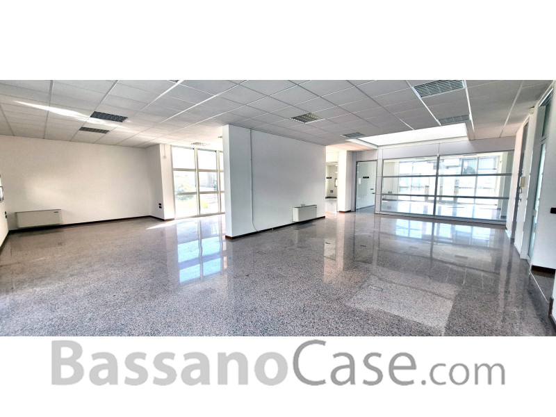 OPEN SPACE DREZIONALE DI PRESTIGIO IN AFFITTO NEI LIMITROFI DI BASSANO DEL GRAPPA - Foto 3 di 10